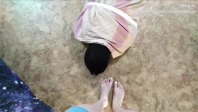 Суровая девка обучает парнишку английскому, заставляя подчиняться и нюхать свои голые ножки