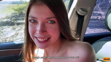 Молоденькая автостопщица хорошо заработала, показав сисечки и отсосав незнакомцу