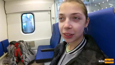 Задорная тёлочка отсосала парню прямо в вагоне электрички