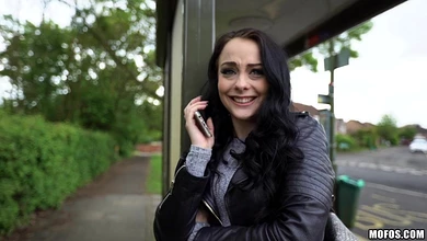 Ради бабла шлюшка готова отдаться у заброшенных гаражей первому встречному