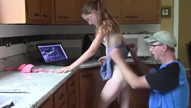 Молоденькая девчоночка дала старому дяде в очко и оказалась с наглухо раздолбанной жопкой