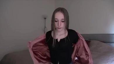 Стройная очаровашка покорно даёт делать с ней всё, чего хочет старый развратник