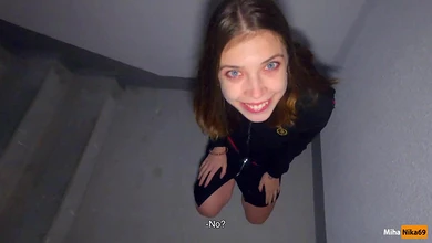 Развратной молоденькой парочке не вопрос поебаться прямо на лестничной клетке