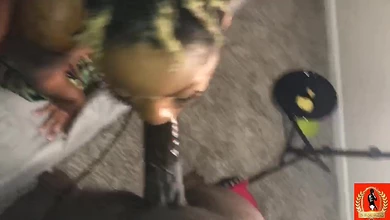 Ради того, чтобы не быть высланной из США, негритянка согласна сосать хуй на вебкаме