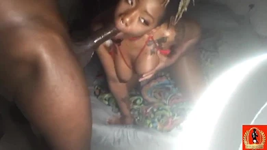 Ради того, чтобы не быть высланной из США, негритянка согласна сосать хуй на вебкаме