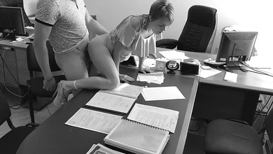 Босс выебал на столе секретаршу и густо обкончал её булки (съёмки на скрытую камеру)