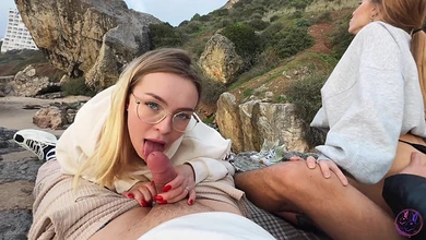 Два пацана выебли своих девок прямо на скале, над морем