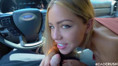 Падчерица отсосала отчиму в автомобиле, а потом и дала ему дома